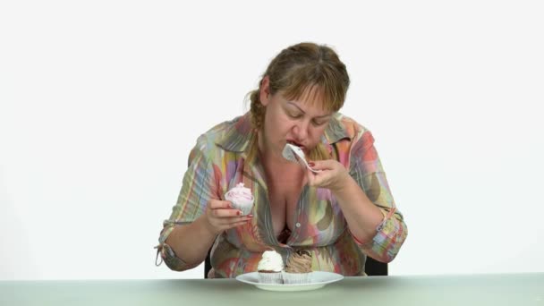 Πεινασμένη γυναίκα τρώει γλυκό κέικ. — Αρχείο Βίντεο