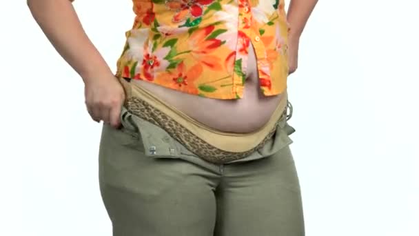 Толстая женщина пытается надеть свою обтягивающую одежду . — стоковое видео
