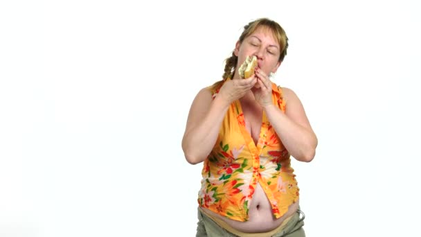 Hambre mujer de mediana edad comiendo hamburguesa . — Vídeos de Stock