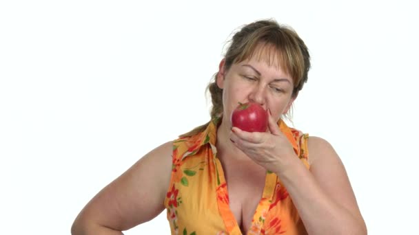 Γυναίκα απολαμβάνοντας φρέσκο υγιές μήλο. — Αρχείο Βίντεο