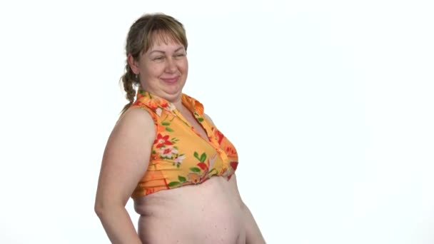 Gordura engraçada mulher levantando halteres no fundo branco . — Vídeo de Stock