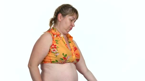 Donna obesa che fa esercizio con i manubri . — Video Stock