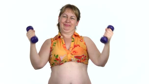 胖女人做哑铃运动. — 图库视频影像