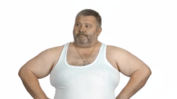 Otyły człowiek z dużym brzuchem trzyma taśmę pomiarową. — Wideo stockowe