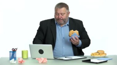 Şişman iş adamı abur cubur yiyor..