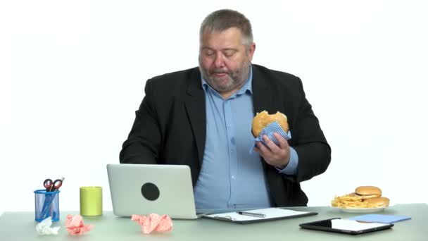 Overgewicht zakenman eten junk food. — Stockvideo