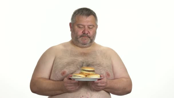 Hombre gordo disfrutando el olor de las hamburguesas . — Vídeos de Stock