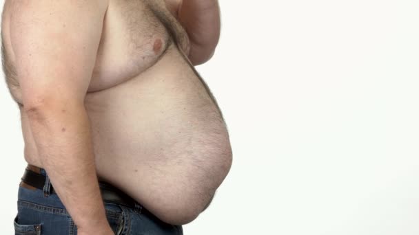 Homme avec gros ventre manger burger, copier l'espace . — Video