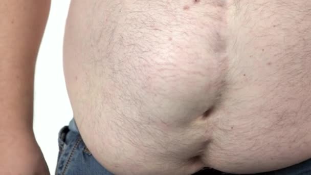 Close up de homem gordo sacode sua barriga grande . — Vídeo de Stock