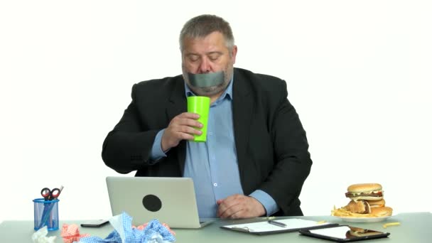 Fat man with taped mouth because of dieting. — Stock Video