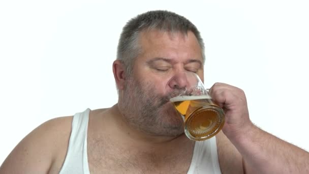 Portrait d'un homme gras satisfait buvant de la bière . — Video