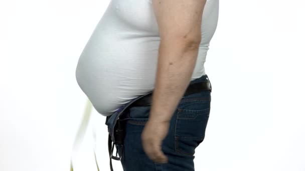 Hombre con vientre grande sobre fondo blanco . — Vídeos de Stock