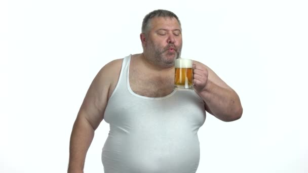 Hombre con sobrepeso y vaso de cerveza sobre fondo blanco . — Vídeo de stock
