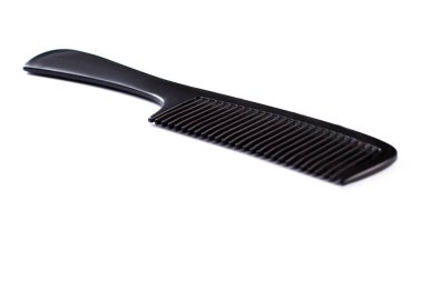 Beyaz arkaplanda plastik saç tarağı.