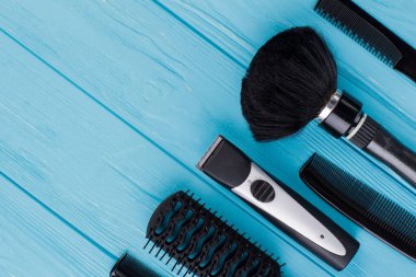 Renkli arka planda profesyonel kuaför için araçlar.