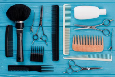 Mavi arka planda profesyonel kuaför araçları.