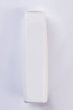 Beyaz arka plan üzerinde izole plastik şampuan şişesi.