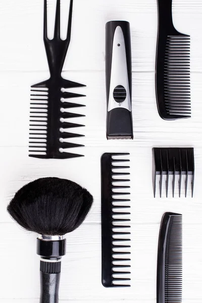 Ensemble d'objets de coiffeur noir sur fond blanc . — Photo