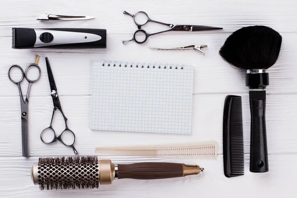 Uppsättning frisör verktyg och tom anteckningsbok. — Stockfoto