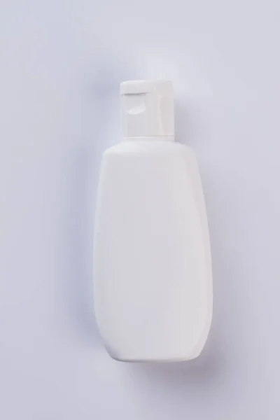 Botella de champú de plástico sobre fondo blanco . — Foto de Stock