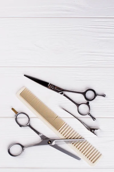 Tesoura de cabeleireiro e pente, vista superior . — Fotografia de Stock