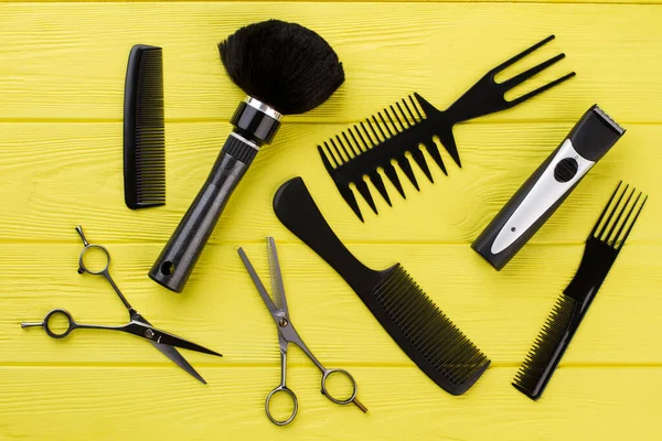Eleganti strumenti professionali per parrucchieri su sfondo colore . — Foto Stock