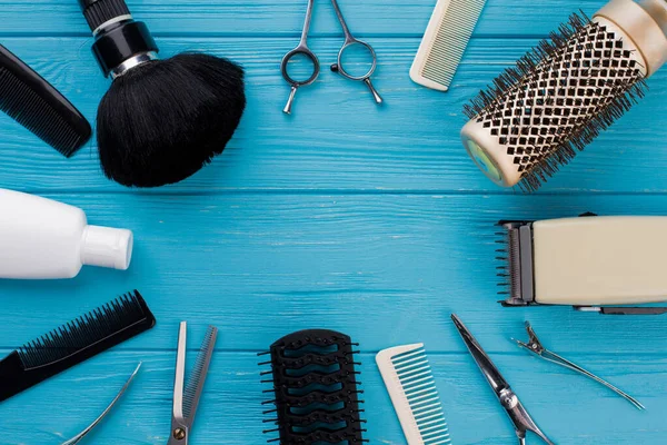 Professionella frisör verktyg på blå bakgrund. — Stockfoto