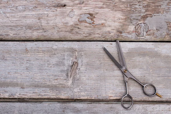 Парикмахерские ножницы на деревянных досках, вид сверху . — стоковое фото