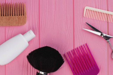 Tahta masada çeşitli kuaför aletleri var..