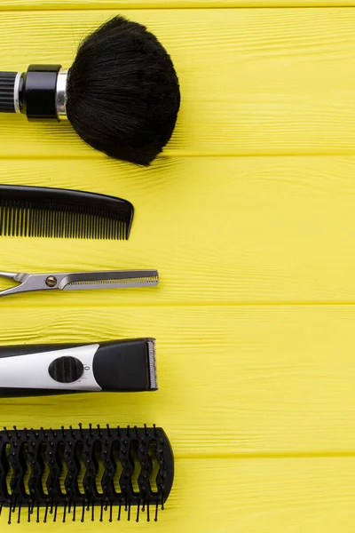 Outil de coiffure sur table dans un salon de beauté . — Photo