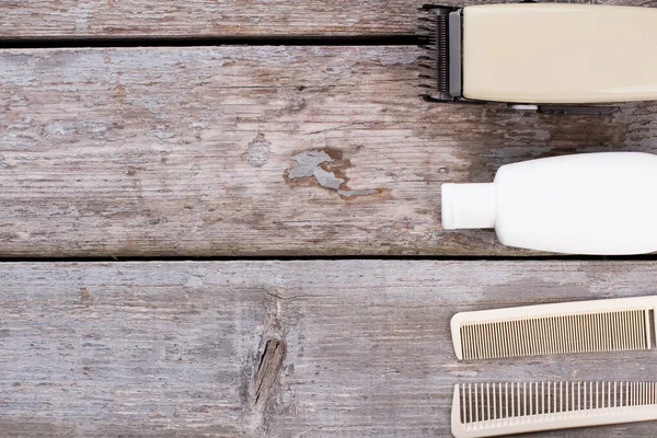 Kämme, Haarschneidemaschine und Shampoo. — Stockfoto