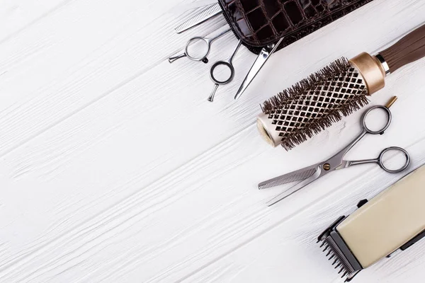 Matériel de coiffure sur fond en bois . — Photo