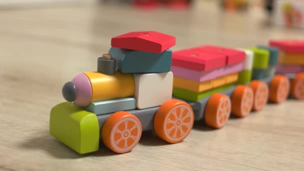 Kolorowy drewniany pociąg zabawki na podłodze. — Wideo stockowe