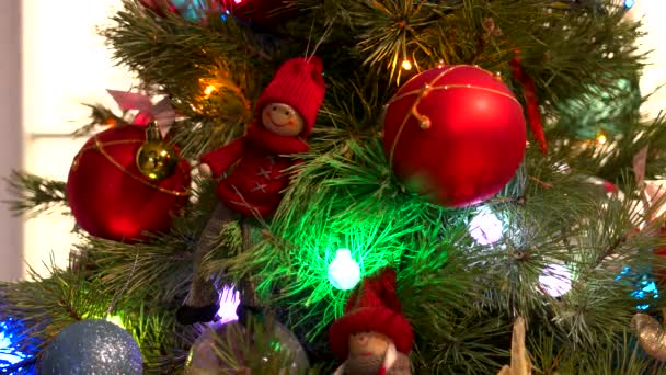 Árbol de Navidad festivo decorado con adornos . — Vídeo de stock