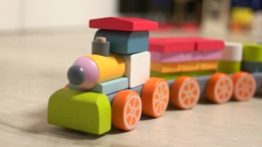 Renkli geometrik figür dijital ahşap tren oyuncağı.