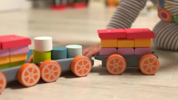 Criança brinca com brinquedos educativos em casa . — Vídeo de Stock