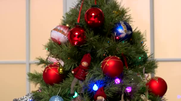 Adornos de Navidad en el árbol de Navidad de cerca . — Vídeos de Stock