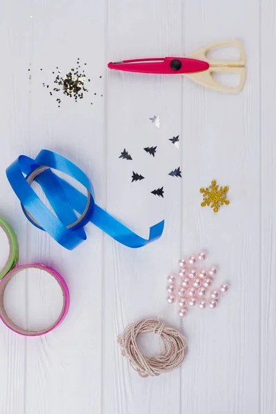 Fond en bois avec des matériaux pour la décoration de cadeaux de Noël . — Photo