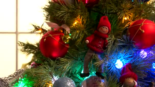 Árbol de Navidad decorado con luces y adornos de cerca . — Vídeo de stock