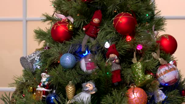 Albero di Natale splendidamente decorato da vicino . — Video Stock