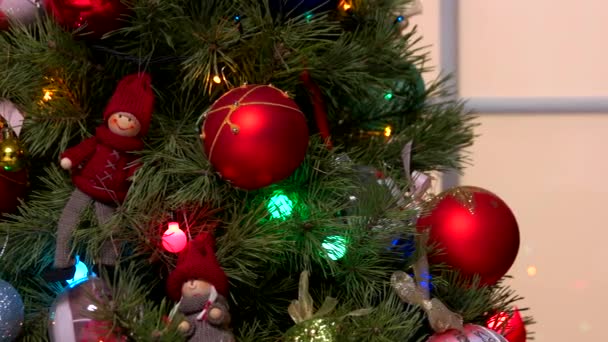 Weihnachten Hintergrund mit geschmücktem Weihnachtsbaum. — Stockvideo