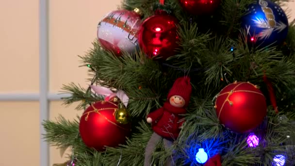 Geschmückter Weihnachtsbaum aus nächster Nähe. — Stockvideo