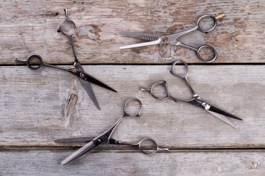 Kırsal ahşap arka planda kuaför makası.