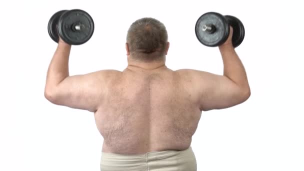 Hombre gordo entrenando su cuerpo, vista trasera . — Vídeo de stock