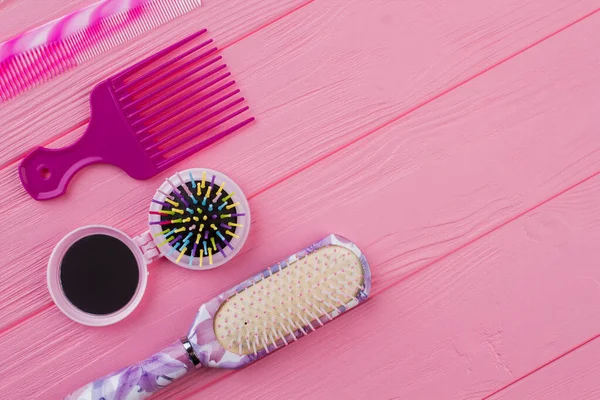 Différentes brosses et peignes de couleur pour les cheveux . — Photo