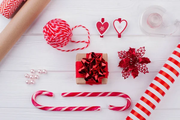 Christmas decoration and wrapped presents on wood. — Stock Photo, Image