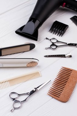 Kuaför araçlar ahşap arka plan üzerinde.