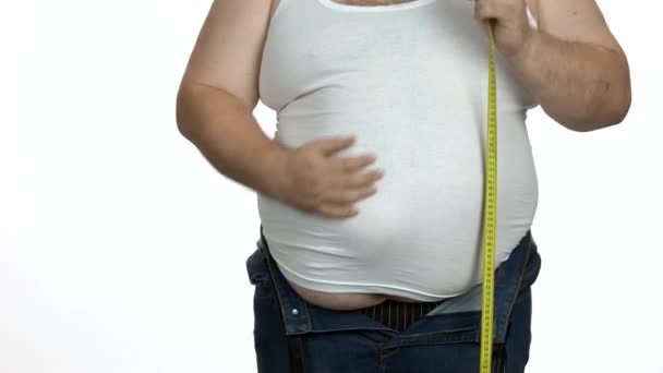 Tlustý muž dotýká břicho tuku. — Stock video