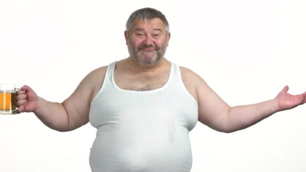 Glücklicher übergewichtiger Mann mit Bierglas. — Stockvideo