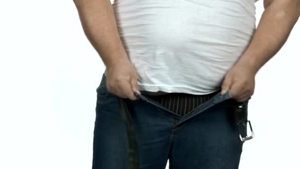 Gorda caucásico hombre no puede sujetar un jeans . — Vídeo de stock